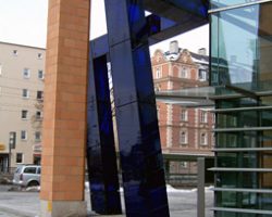 Glasskulptur von © Hansjürgen Gartner, Max Speidel, H. Schuller - Landespolizeidirektion Augsburg, 1998 Glasskulptur von Hansjürgen Gartner, Max Speidel, H. Schuller - Landespolizeidirektion Augsburg, 1998