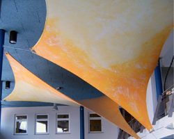 Kunstmembran von © Hansjürgen Gartner & Dr. Robert Off - Pausenhallte Grundschule, Bobingen, 2001 Kunstmembran von Hansjürgen Gartner & Dr. Robert Off - Pausenhallte Grundschule, Bobingen, 2001