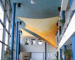 Kunstmembran von © Hansjürgen Gartner & Dr. Robert Off - Pausenhallte Grundschule, Bobingen, 2001 Kunstmembran von Hansjürgen Gartner & Dr. Robert Off - Pausenhallte Grundschule, Bobingen, 2001