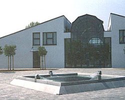 Platzgestaltung von © Hansjürgen Gartner, Gerum & Rubener - Singoldhalle, Bobingen, 1993 Platzgestaltung von Hansjürgen Gartner, Gerum & Rubener - Singoldhalle, Bobingen, 1993